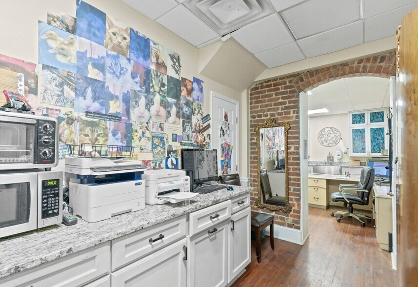More Photos Of 10 E Washington St, Newnan Storefront Retail Residential For Sale