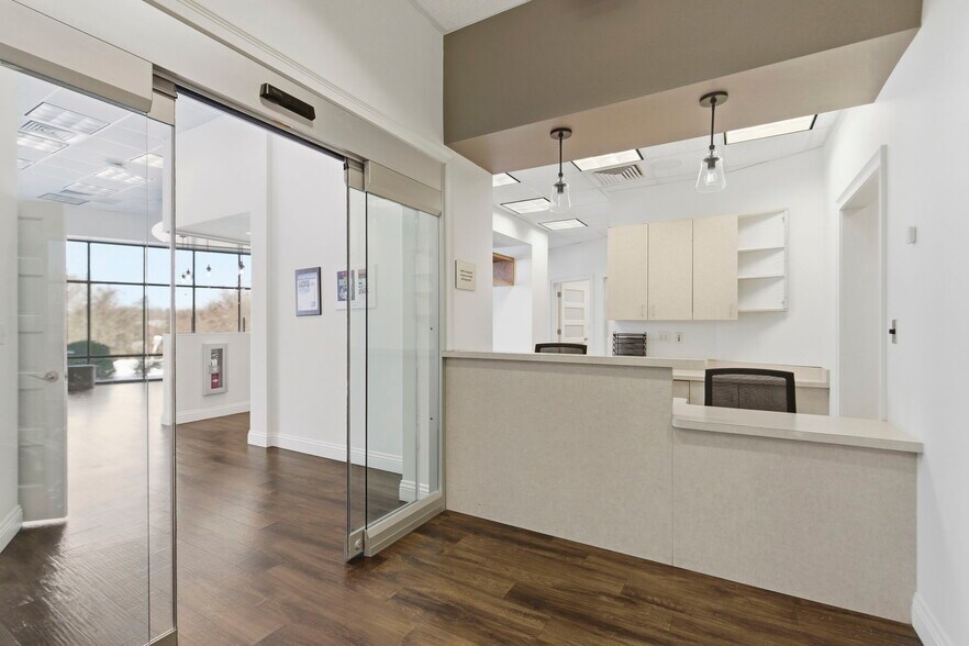 More Photos Of 5540-5550 N Farmer Branch Rd, Ozark General Retail For Sale