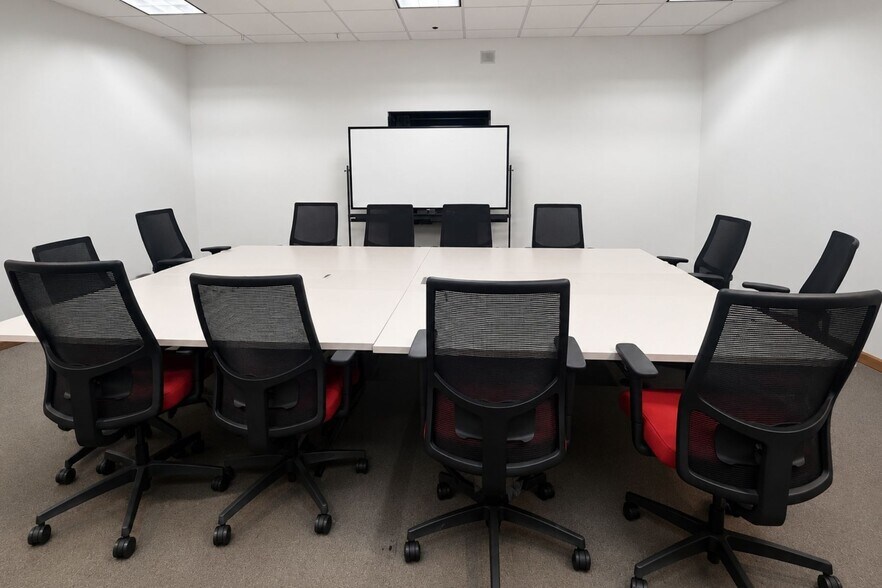 More Photos Of 300 Ferry Blvd, Stratford Freestanding For Lease