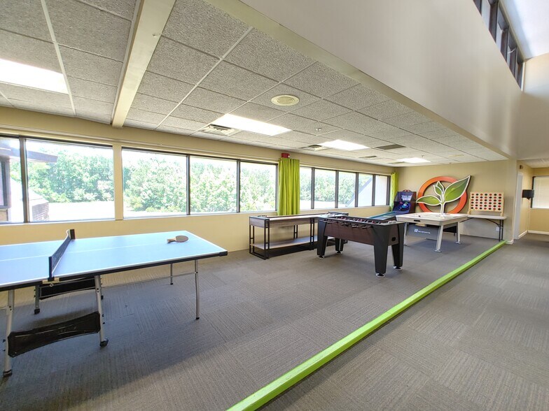 More Photos Of 9000 Cypress Green Dr, Jacksonville Office For Lease