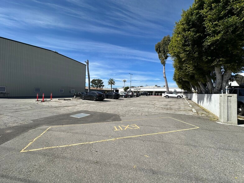 More Photos Of 5539 Riverton Ave, North Hollywood Manufacturing For Lease