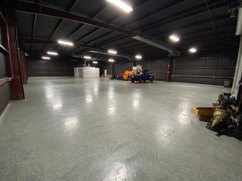 More Photos Of 241 Highway 1085, Madisonville Warehouse For Lease