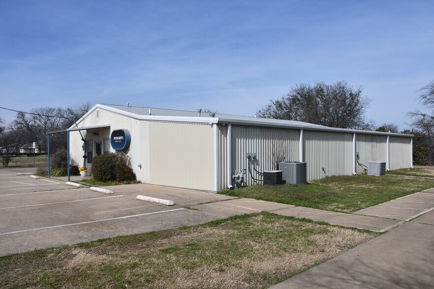 More Photos Of 901 Elm St, McKinney Flex For Sale