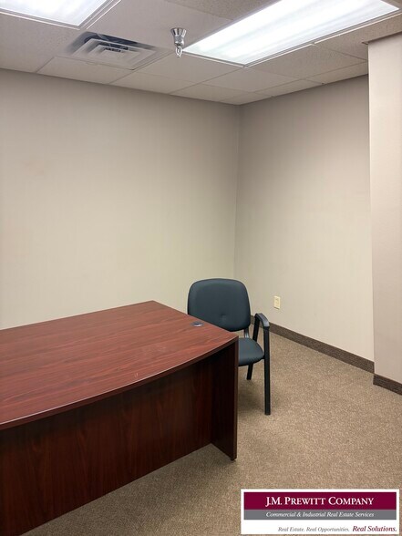 More Photos Of 399 Ml King Jr Pky, Beaumont Service For Lease