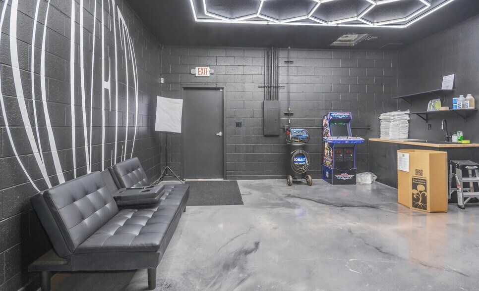 More Photos Of 3925-3931 W Overland Rd, Boise General Retail For Sale