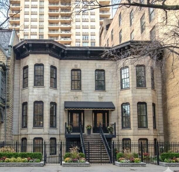 More Photos Of 44-46 E Superior St, Chicago General Retail For Lease