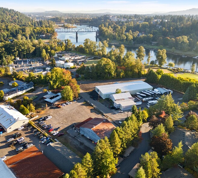 More Photos Of 220 Foothills Rd, Lake Oswego Service For Lease