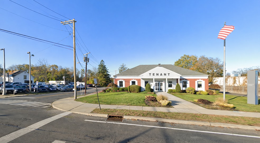 Primary Photo Of 472 Medford Ave, Patchogue Bank For Lease
