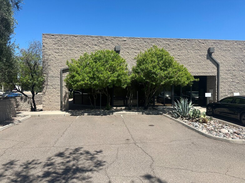 More Photos Of 113 W Hoover Ave, Mesa Warehouse For Lease