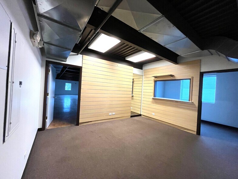More Photos Of 1630 Old Deerfield Rd, Highland Park Warehouse For Lease