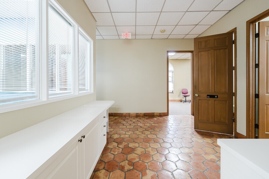 More Photos Of 2120 N Dixie Hwy, Boca Raton Unknown For Lease