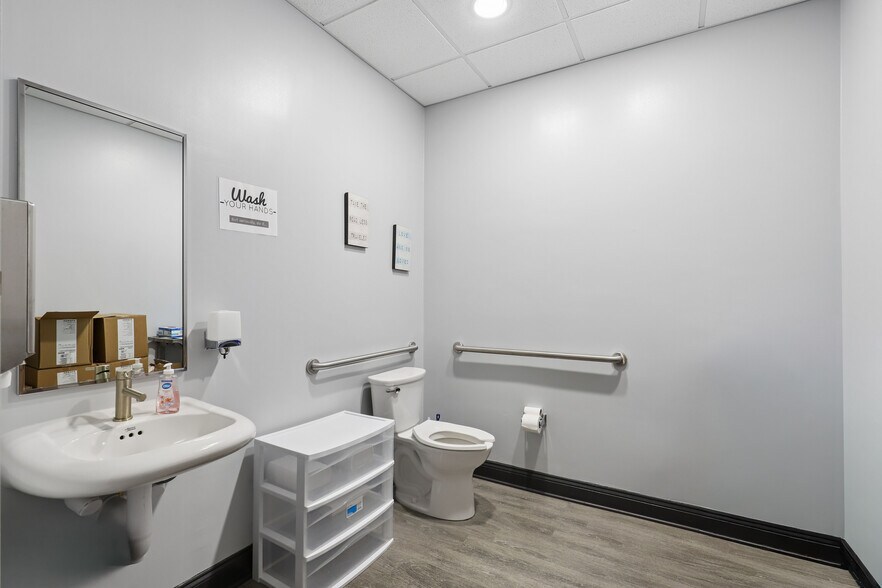 More Photos Of 859 Park Ave, Orange Park Medical For Sale