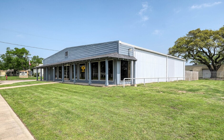 More Photos Of 1118 Smith St, Waller Showroom For Sale