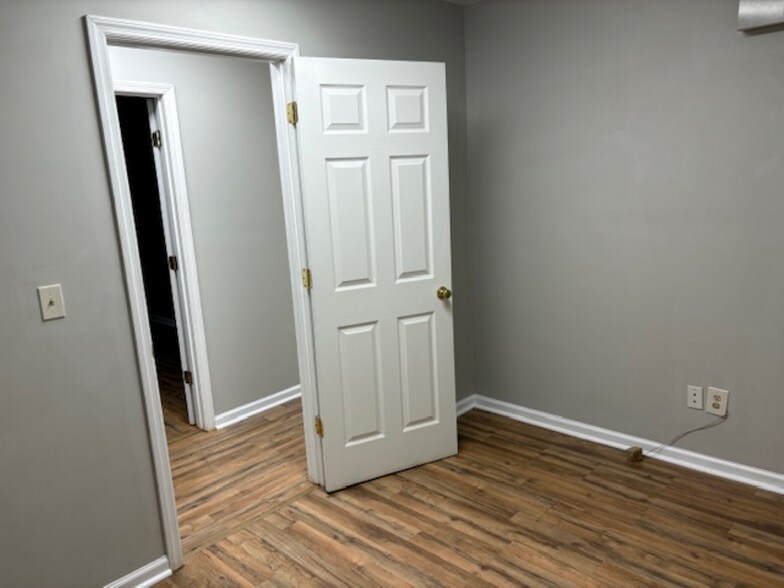 More Photos Of 4628 Commercial Dr, Huntsville Warehouse For Lease