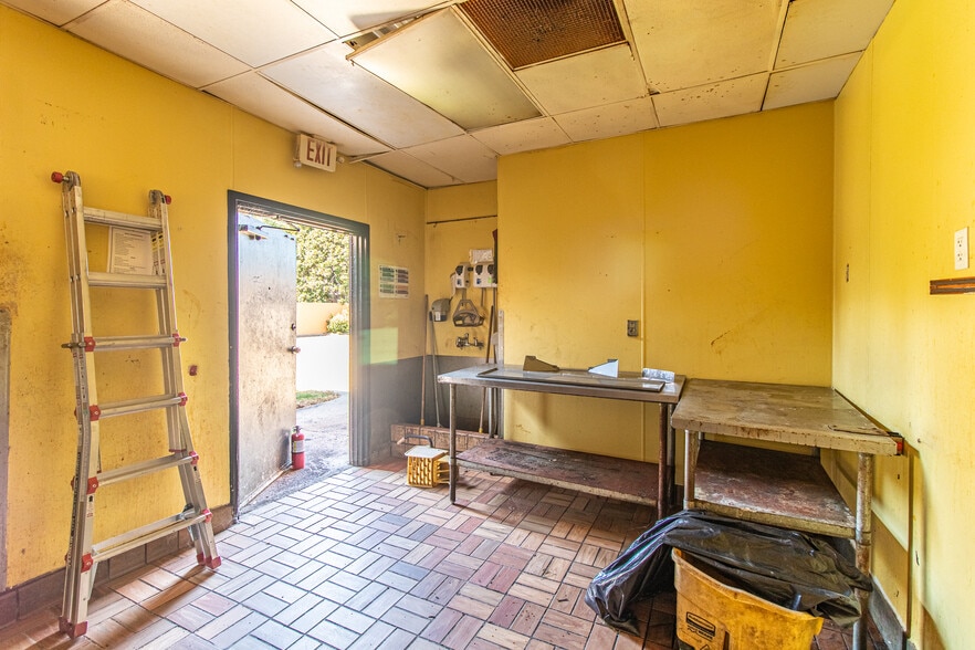 More Photos Of 1301 N 18th St, Monroe Fast Food For Sale
