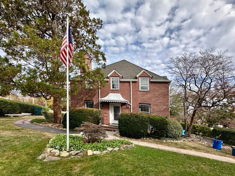 More Photos Of 2604 Amboy Rd, Staten Island Office Residential For Lease