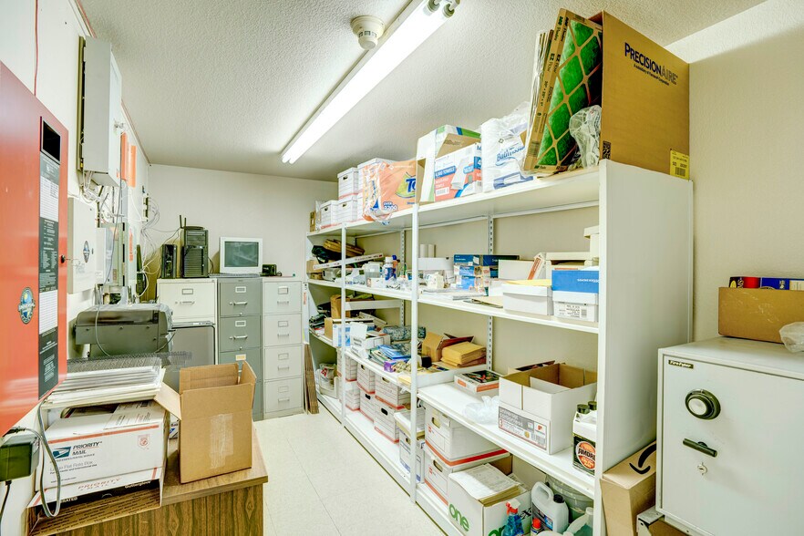 More Photos Of 2620 Carson St, Haltom City Light Distribution For Lease