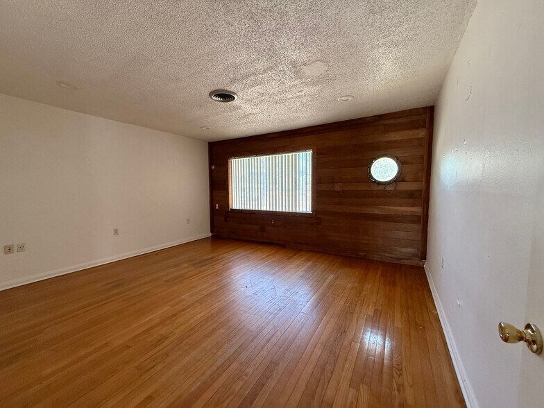 More Photos Of 2013 Blalock Rd, Houston Warehouse For Lease