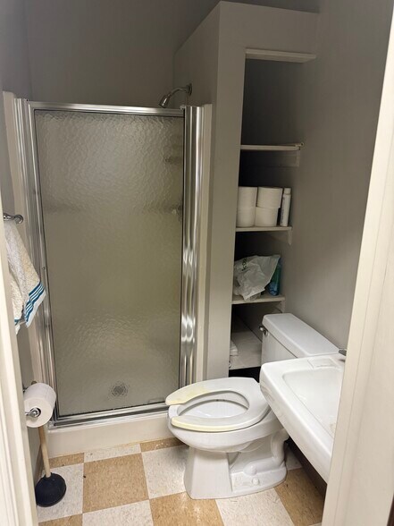 More Photos Of 611 E Glenn Ave, Auburn Office For Lease