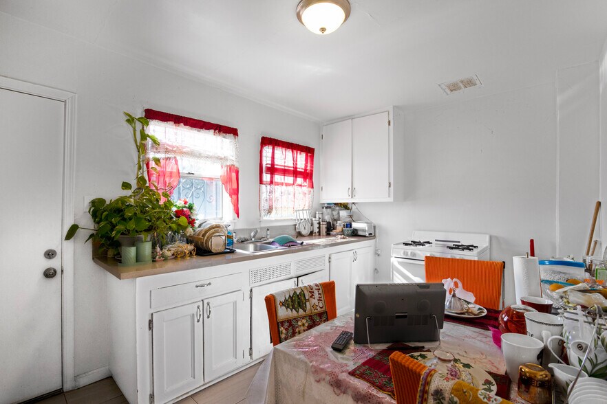 More Photos Of 300 E 55th St, Los Angeles Apartments For Sale