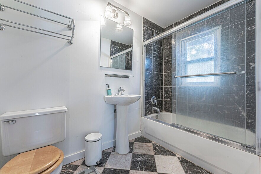 More Photos Of 191 Chamberlain St, Raleigh Dormitory For Sale