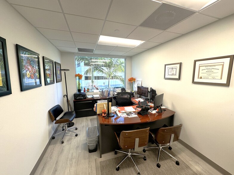 More Photos Of 20803 Biscayne Blvd, Aventura Office For Lease