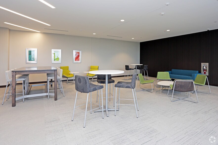 More Photos Of 12100 Meredith Dr, Urbandale Office For Lease