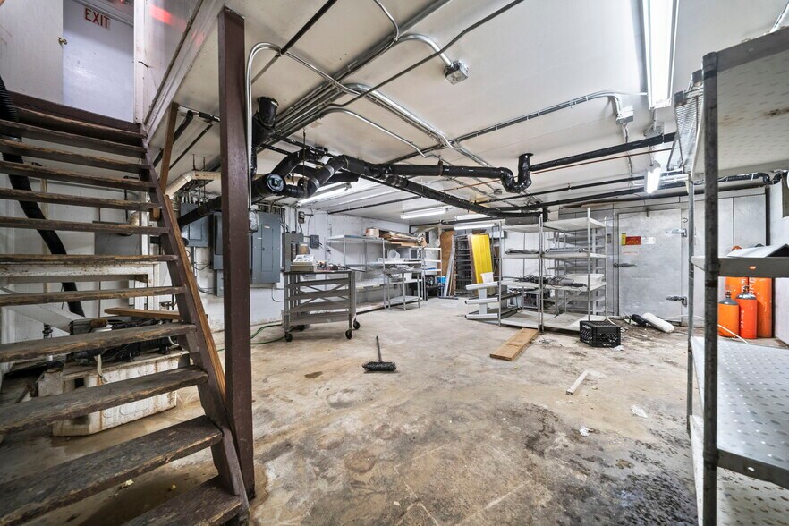 More Photos Of 1900 Tamarack Cir S, Columbus Fast Food For Lease
