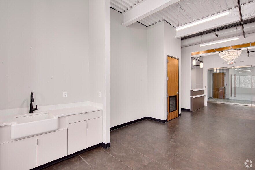 More Photos Of 22365 Broderick Dr, Sterling Medical For Lease