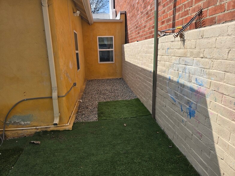 More Photos Of 910 S Victory Blvd, Burbank Storefront Retail Residential For Lease