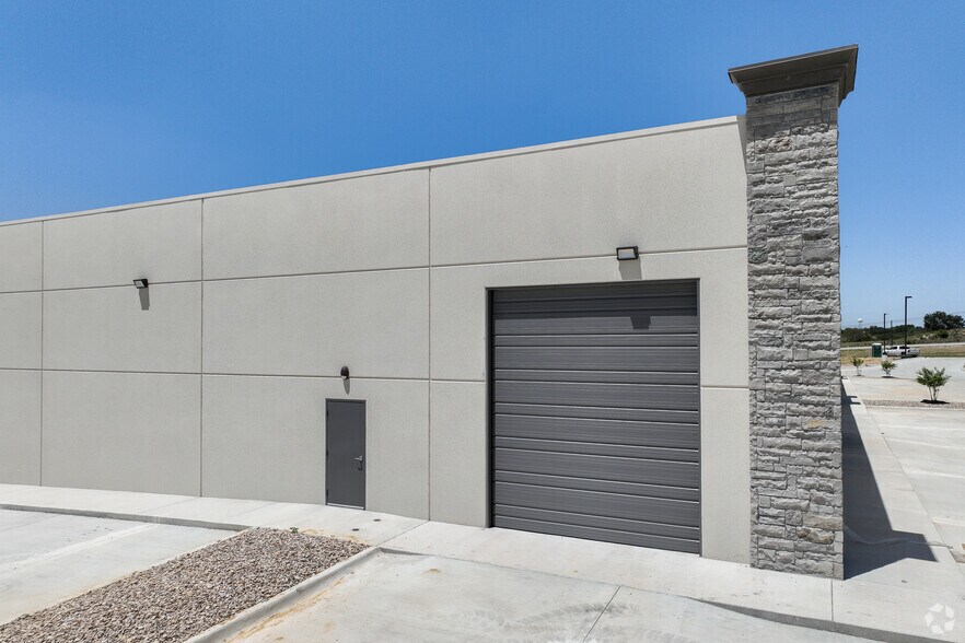 More Photos Of 120 Business Pk Dr, Hudson Oaks Warehouse For Lease