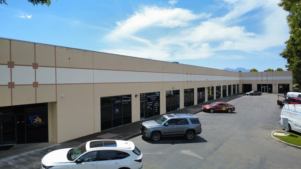 More Photos Of 700 Harvest Park Dr, Brentwood Warehouse For Lease