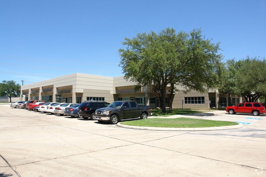 More Photos Of 12500 Network Blvd, San Antonio Flex For Lease