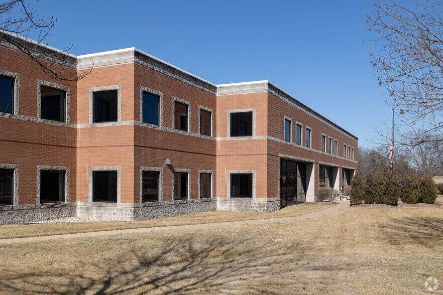 More Photos Of 1122 Town & Country Commons, Chesterfield Office For Sale