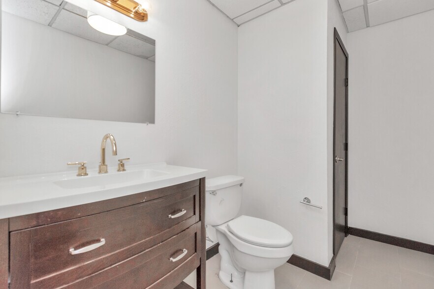 More Photos Of 8703 Meadowcroft Dr, Houston Medical For Lease