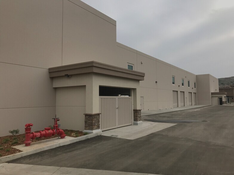 More Photos Of 868 Patriot Dr, Moorpark Warehouse For Sale