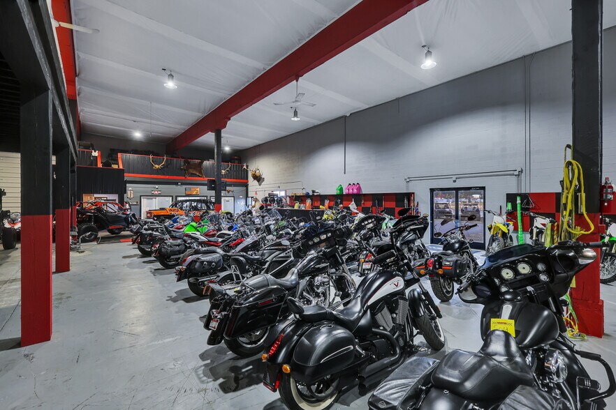 More Photos Of 7168 N Government Way, Dalton Gardens Warehouse For Sale