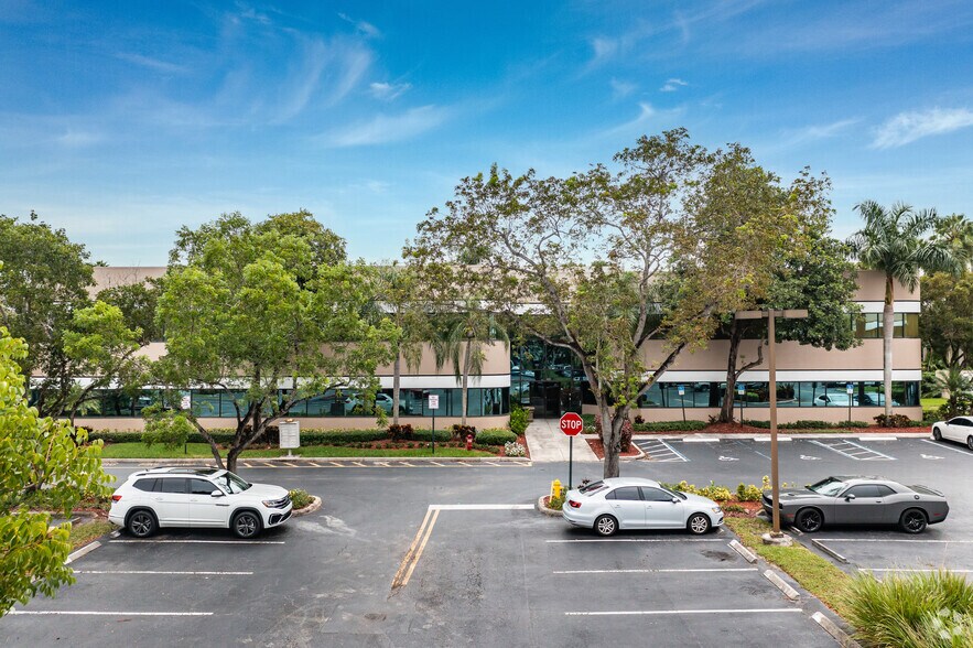 More Photos Of 400 Sawgrass Corporate Pky, Sunrise Office For Lease