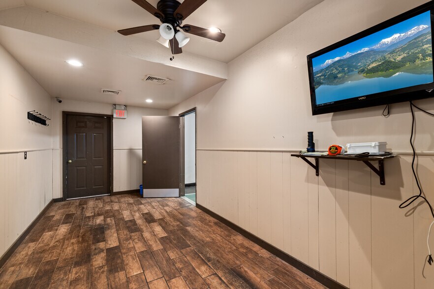 More Photos Of , Bloomingdale General Retail For Sale