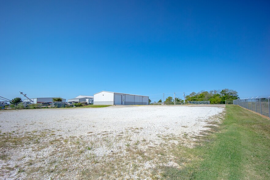 More Photos Of 7811 Kickapoo Ave, Shawnee Warehouse For Lease