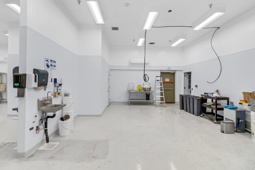More Photos Of 991 Industrial Way, King City Warehouse For Lease