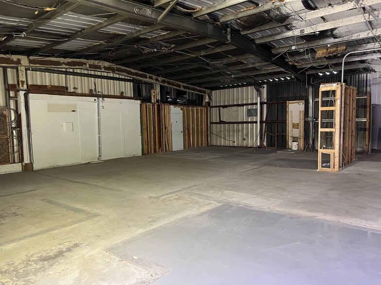 More Photos Of 508 Cobb Pky NE, Marietta Warehouse For Lease