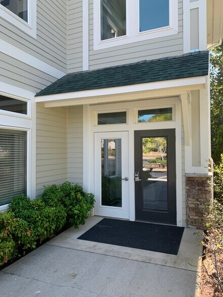 More Photos Of 1792 Woodstock Rd, Roswell Office For Lease