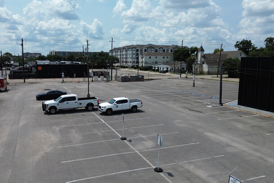 More Photos Of 5002 Washington Ave, Houston Bar For Lease