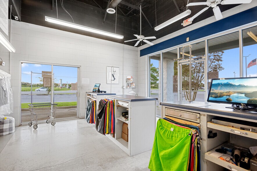 More Photos Of 4314 Henderson Dr, Jacksonville Freestanding For Sale