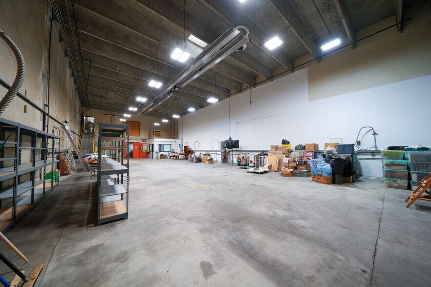 More Photos Of 1555-1557 SE Crystal Lake Dr, Corvallis Warehouse For Lease