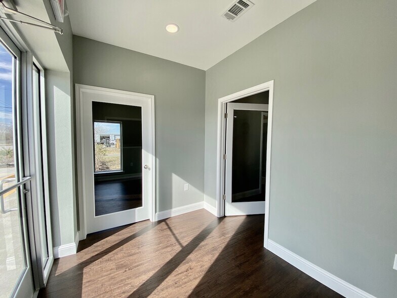 More Photos Of 5490 Washington Blvd, Beaumont Office For Lease