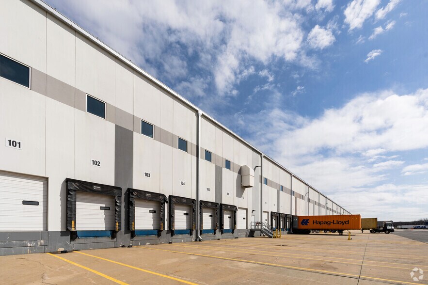 More Photos Of 586 Gulf Ave, Staten Island Distribution For Lease