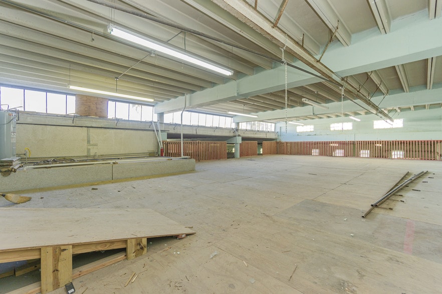 More Photos Of 2415 Church St, Galveston Light Distribution For Lease