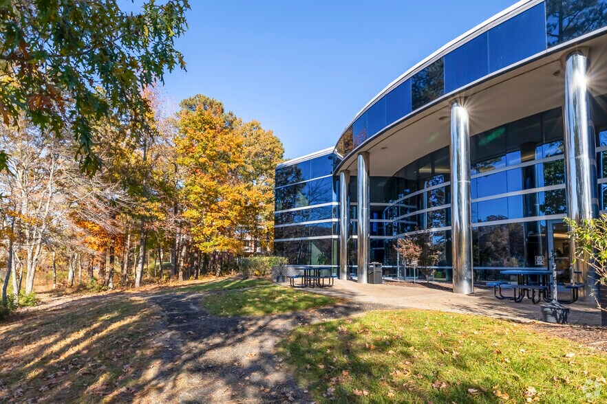 More Photos Of 2820 Waterford Lake Dr, Midlothian Office For Lease